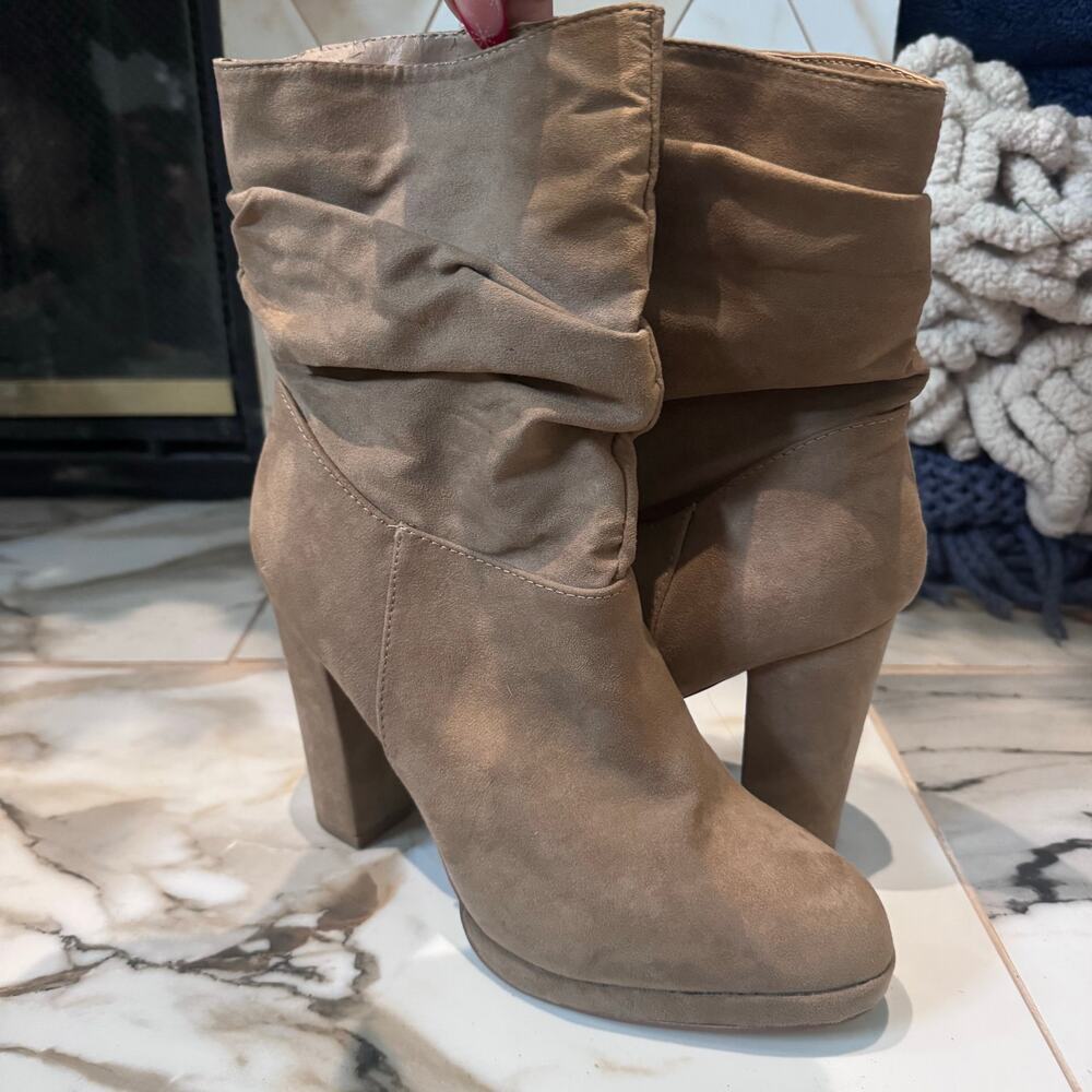 Shoedazzle Women's Beige Faux Suede Side Zip Block Heel Slouchy Boots Size 9.5